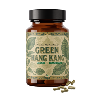 Flacone in vetro ambrato di Premium Kratom Powder etichettato Green Hang Kang Thai Kratom 600 mg per capsula, con un disegno di foglia botanica verde sull'etichetta e diverse capsule di kratom verde disposte davanti al flacone su uno sfondo bianco.