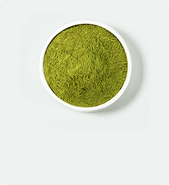 Kratom giallo in un vaso bianco